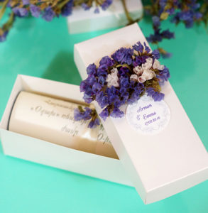 Բնական ծաղիկներով ձևավորված տուփով հրավիրատոմս