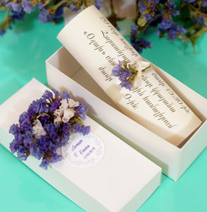 Բնական ծաղիկներով ձևավորված տուփով հրավիրատոմս