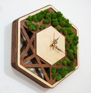 Պատի ժամացույց փայտի և բնական մամուռի համադրությամբ