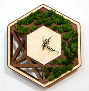 Պատի ժամացույց փայտի և բնական մամուռի համադրությամբ