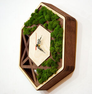 Պատի ժամացույց փայտի և բնական մամուռի համադրությամբ