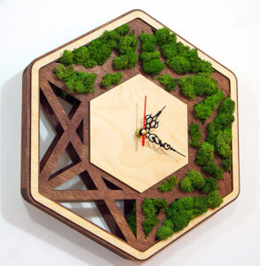 Պատի ժամացույց փայտի և բնական մամուռի համադրությամբ