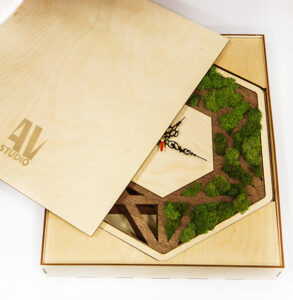 Պատի ժամացույց փայտի և բնական մամուռի համադրությամբ