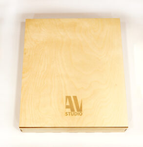 Պատի ժամացույց փայտի և բնական մամուռի համադրությամբ