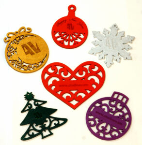 Տոնածառի փայտե խաղալիք լոգոյի փորագրությամբ