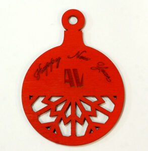 Տոնածառի փայտե խաղալիք լոգոյի փորագրությամբ