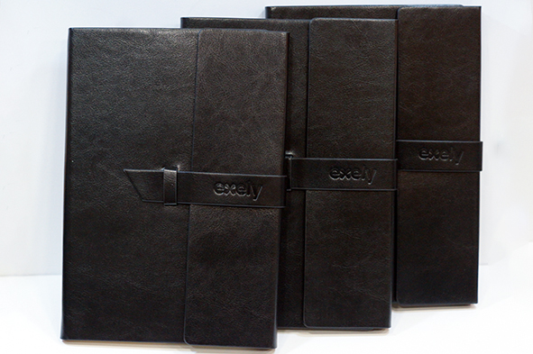 Կաշվե կազմով նոթատետր լոգոյի դաջվածքով