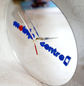 Լոգոյով ժամացույ օրգանական ապակուց