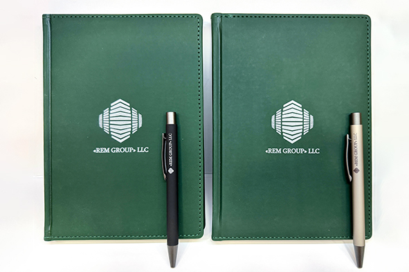 Նոթատետր և գրիչ լոգոյի տպագրությամբ